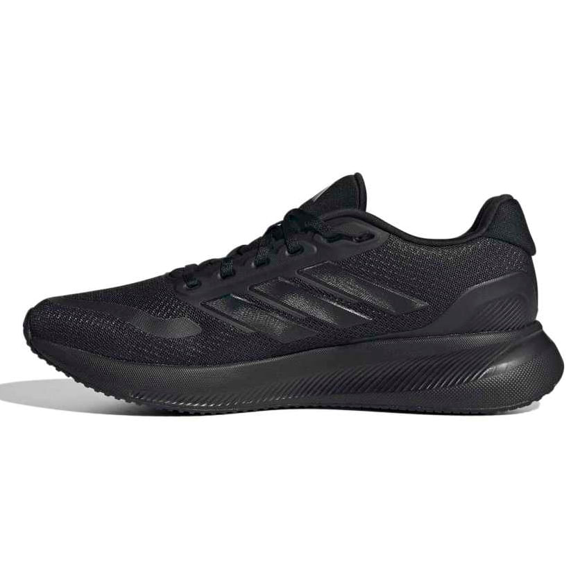 Tênis Adidas Runfalcon 5 preto visto lateral esquerda com cadarço e entressola elevada, fundo branco.